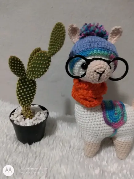 Amigurumi Lhama em Crochê com Cachecol em Tricô