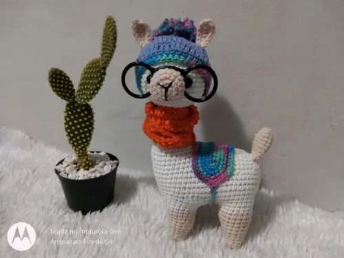 Amigurumi Lhama em Crochê com Cachecol em Tricô