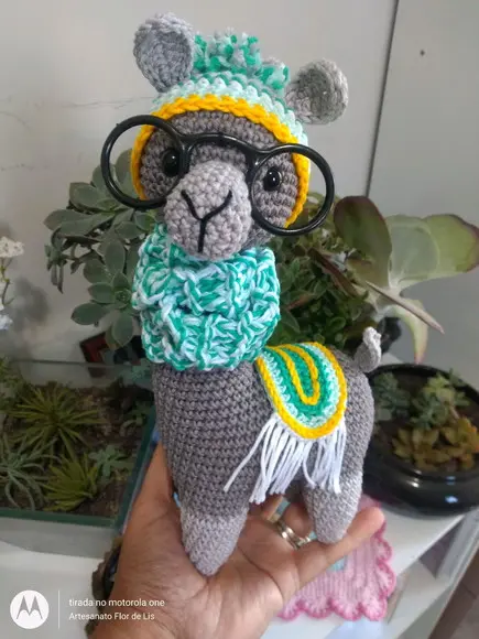 Amigurumi Lhama em Crochê com cachecol em tricô