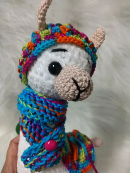 Amigurumi Lhama em Fio Pelúcia com cachecol em tricô