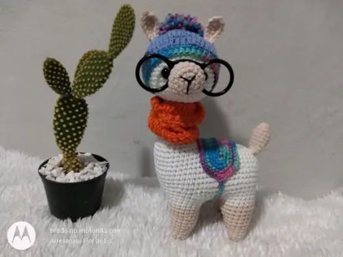 Amigurumi Lhama em Crochê com Cachecol em Tricô