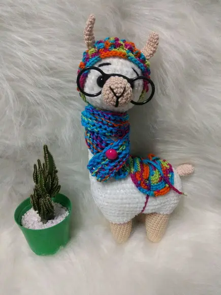Amigurumi Lhama em Fio Pelúcia com cachecol em tricô