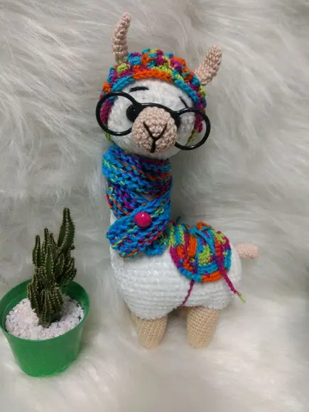 Amigurumi Lhama em Fio Pelúcia com cachecol em tricô
