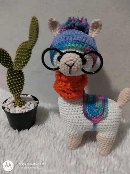 Amigurumi Lhama em Crochê com Cachecol em Tricô