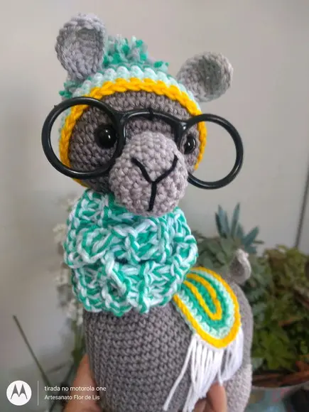 Amigurumi Lhama em Crochê com cachecol em tricô
