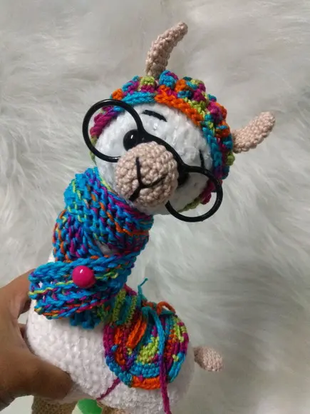 Amigurumi Lhama em Fio Pelúcia com cachecol em tricô