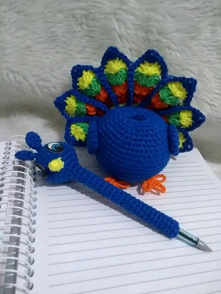 Amigurumi Pavão , porta caneta