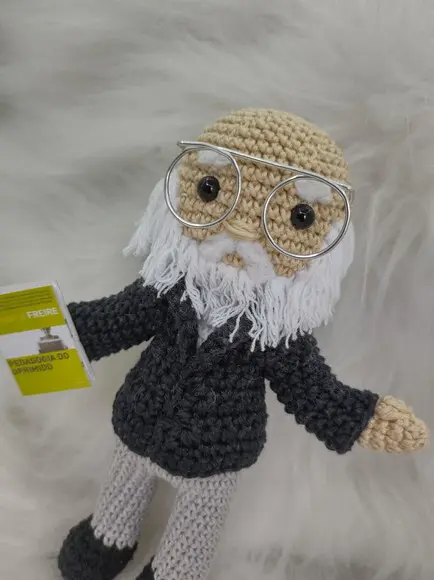 Amigurumi Paulo Freire - Crochê