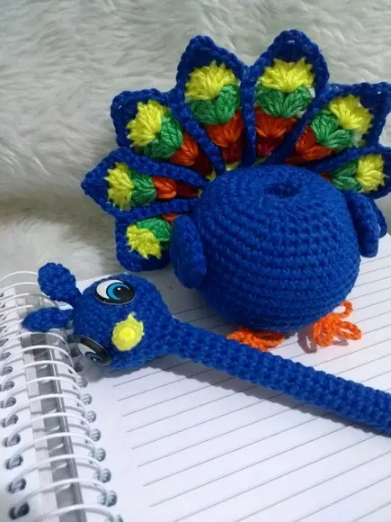 Amigurumi Pavão , porta caneta