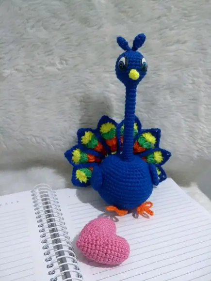 Amigurumi Pavão , porta caneta