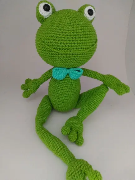 Amigurumi Sapo com alteres em Crochê