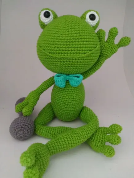 Amigurumi Sapo com alteres em Crochê