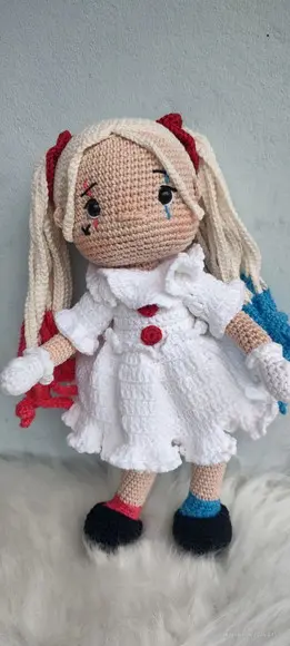 Boneca Arlequina em Amigurumi