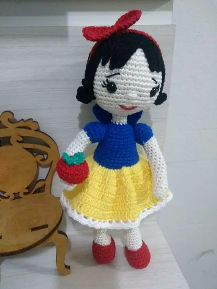 Boneca Branca de Neve em Crochê