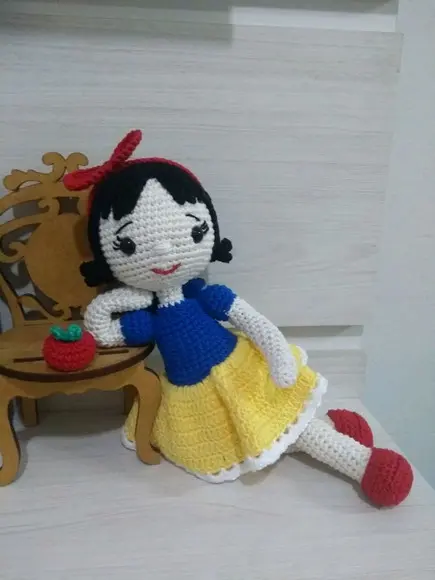 Boneca Branca de Neve em Crochê