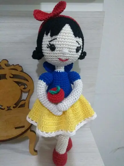 Boneca Branca de Neve em Crochê