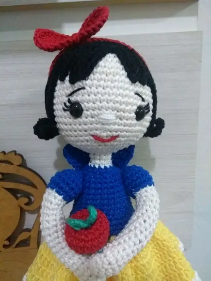 Boneca Branca de Neve em Crochê