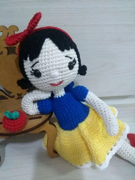 Boneca Branca de Neve em Crochê