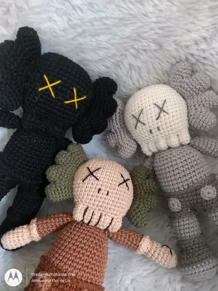 Bonecos Kaws em Amigurumi
