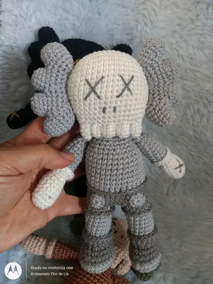 Bonecos Kaws em Amigurumi