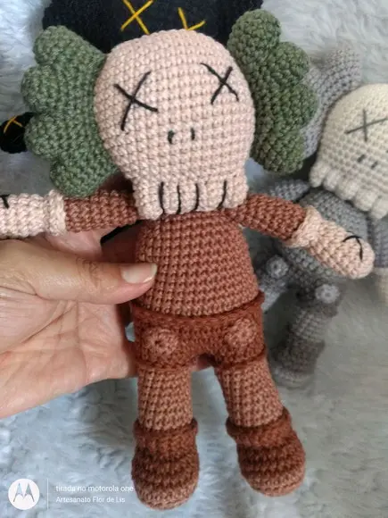 Bonecos Kaws em Amigurumi