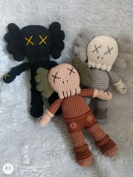 Bonecos Kaws em Amigurumi