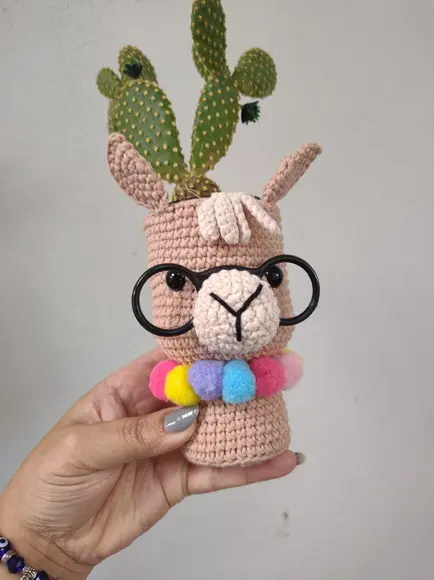 Cachepô para cactos e suculentas Lhama em crochê