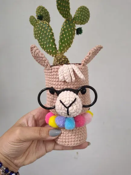 Cachepô para cactos e suculentas Lhama em crochê