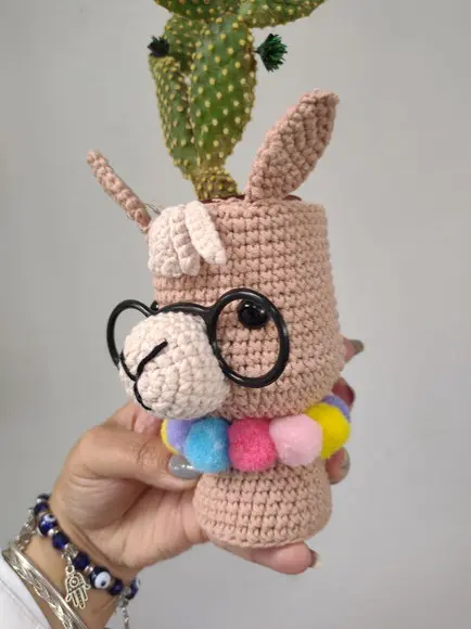 Cachepô para cactos e suculentas Lhama em crochê