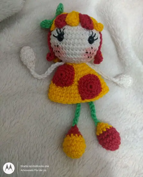Mini Bonequinha de crochê Emília