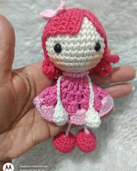 Mini Bonequinha de crochê Menina Rosa