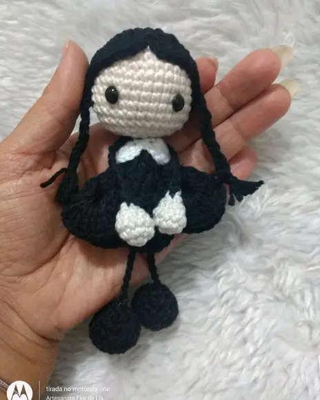 Mini Bonequinha de crochê Wandinha Adams