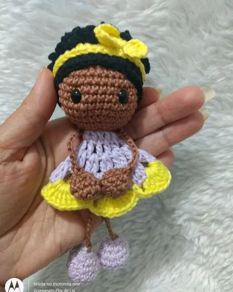 Mini Bonequinha de crochê Menina Morena