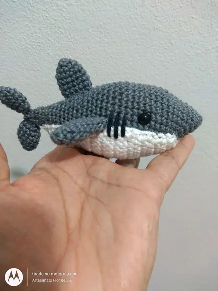 Mini Tubarão feito de crochê