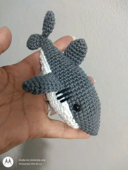 Mini Tubarão feito de crochê