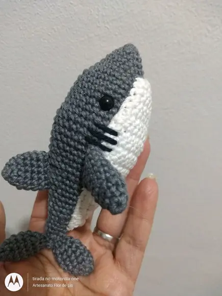Mini Tubarão feito de crochê