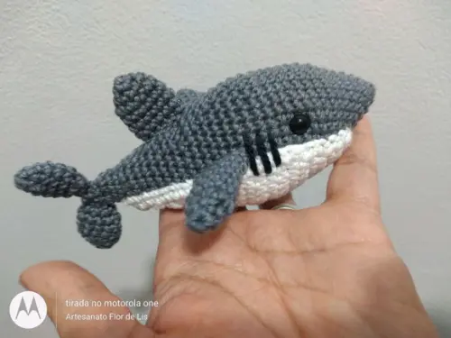 Mini Tubarão feito de crochê