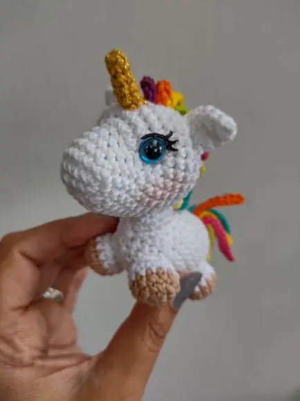 Mini unicórnio em crochê