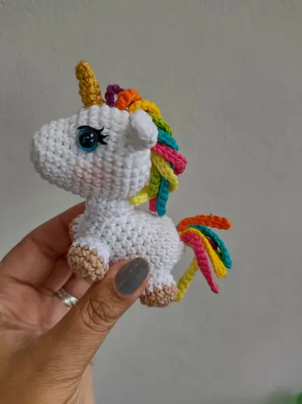 Mini unicórnio em crochê