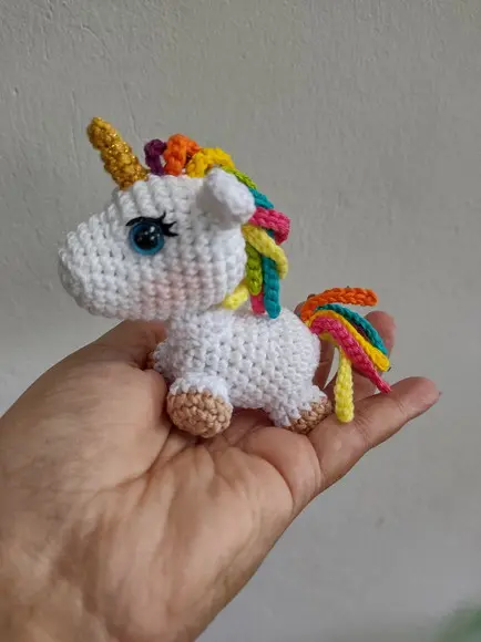 Mini unicórnio em crochê