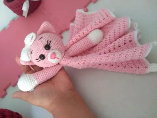 Naninha ou Manta do Apego em Crochê - Gatinha