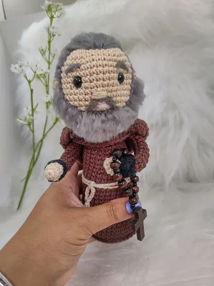 Padre Pio em crochê Amigurumi