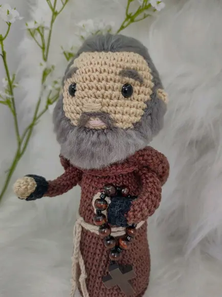 Padre Pio em crochê Amigurumi