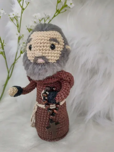 Padre Pio em crochê Amigurumi