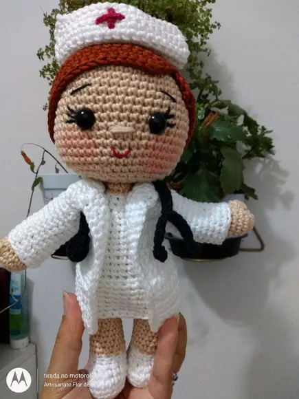 Receita Amigurumi Enfermeira Flor