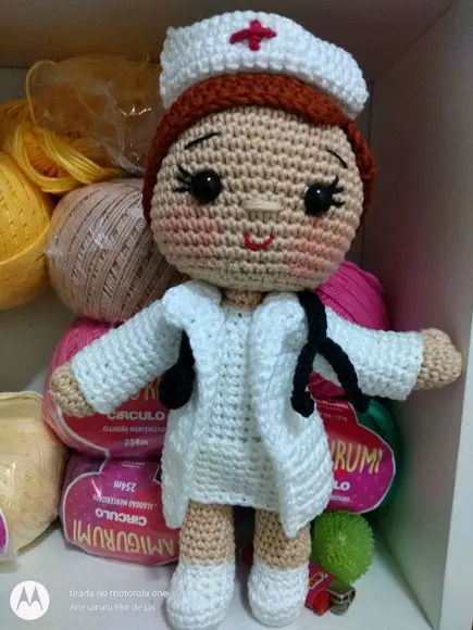 Receita Amigurumi Enfermeira Flor