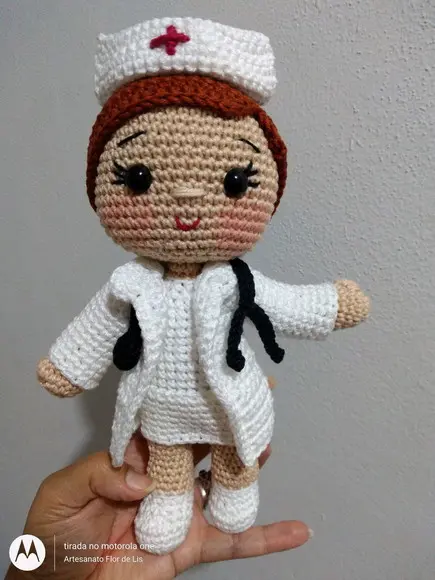 Receita Amigurumi Enfermeira Flor
