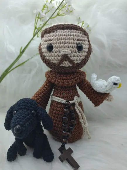 São Francisco de Assis Amigurumi com cachorrinho e gatinho