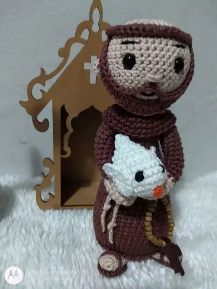 São Francisco de Assis Amigurumi com cachorrinho e gatinho