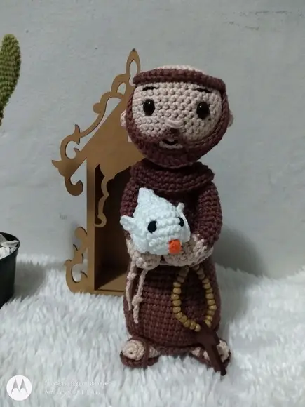 São Francisco de Assis Amigurumi com cachorrinho e gatinho